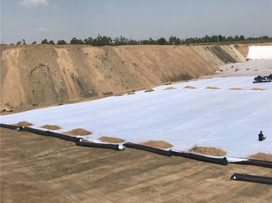 Yol İnşaatı Üstün Performansı ve Uzun Elyaf Tasarım Uzunluğu 50m-200m olan Dayanıklı Geotextile Dayanıklı Takviye