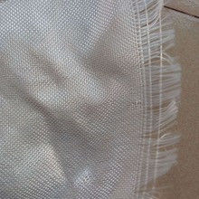 Siyah dokumalı jeotekstil genişliği 2-6m olan dayanıklı güçlendirme koruma kumaşı