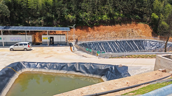 Uzunluğu 50m 200m Mavi HDPE Geomembrane Özel Yapılmış, Çeşitli Çevredeki Yağmur Su Toplama Depolama Sistemleri için İdeal