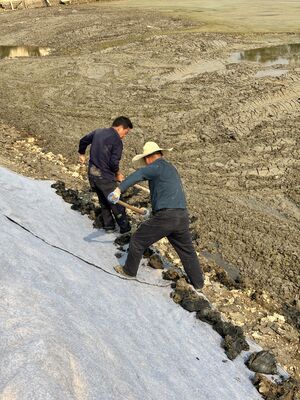 Hızlı inşaat ve yamaç koruması için 4 metre genişliğinde hızlı sertleşen esnek çimento battaniyesi
